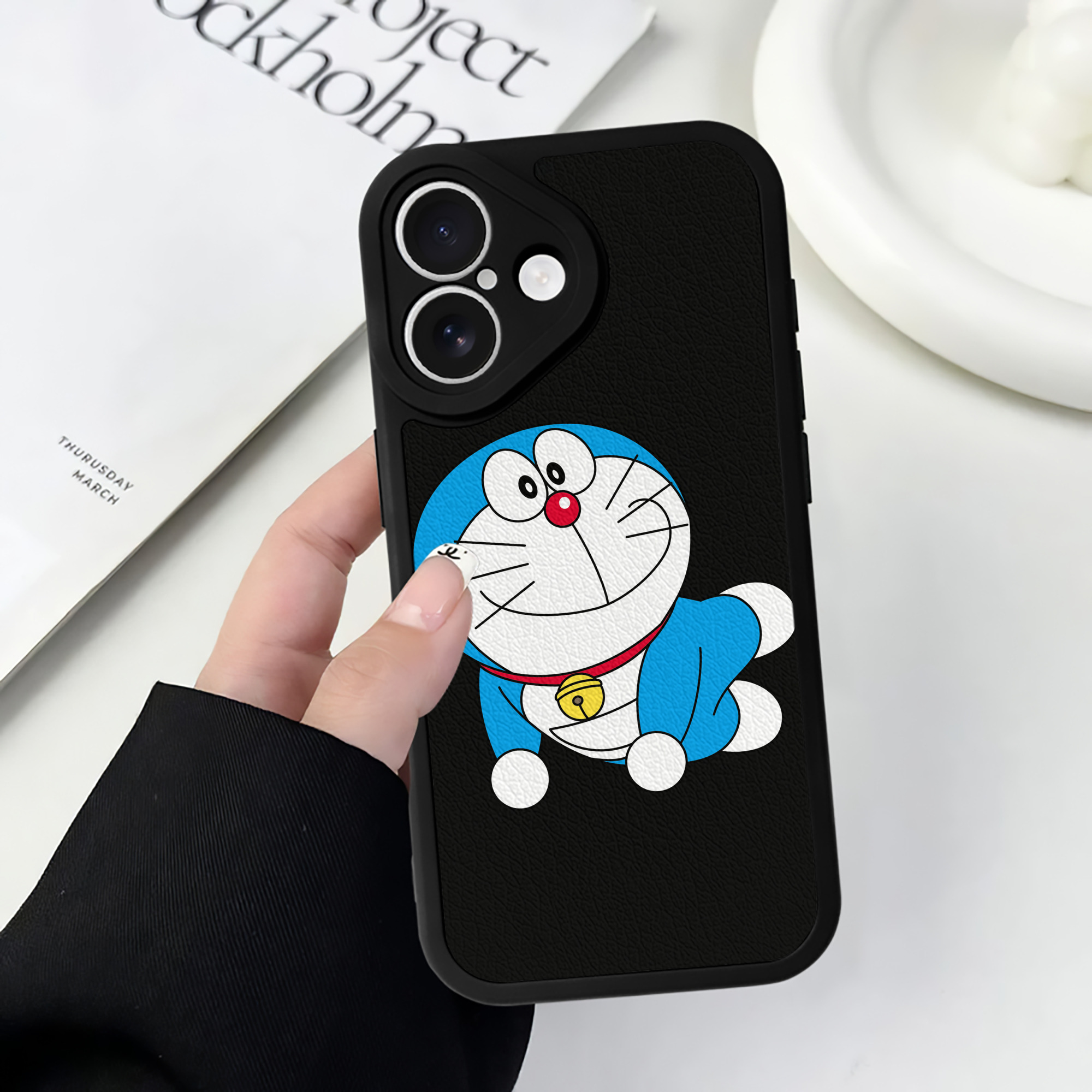 （画像用） ドラえもん Doraemon 【iPhone 16シリーズ対応】シリコンスマホケース（レザー調） 材質：シリコン